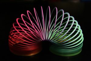1280px-Slinky_rainbow
